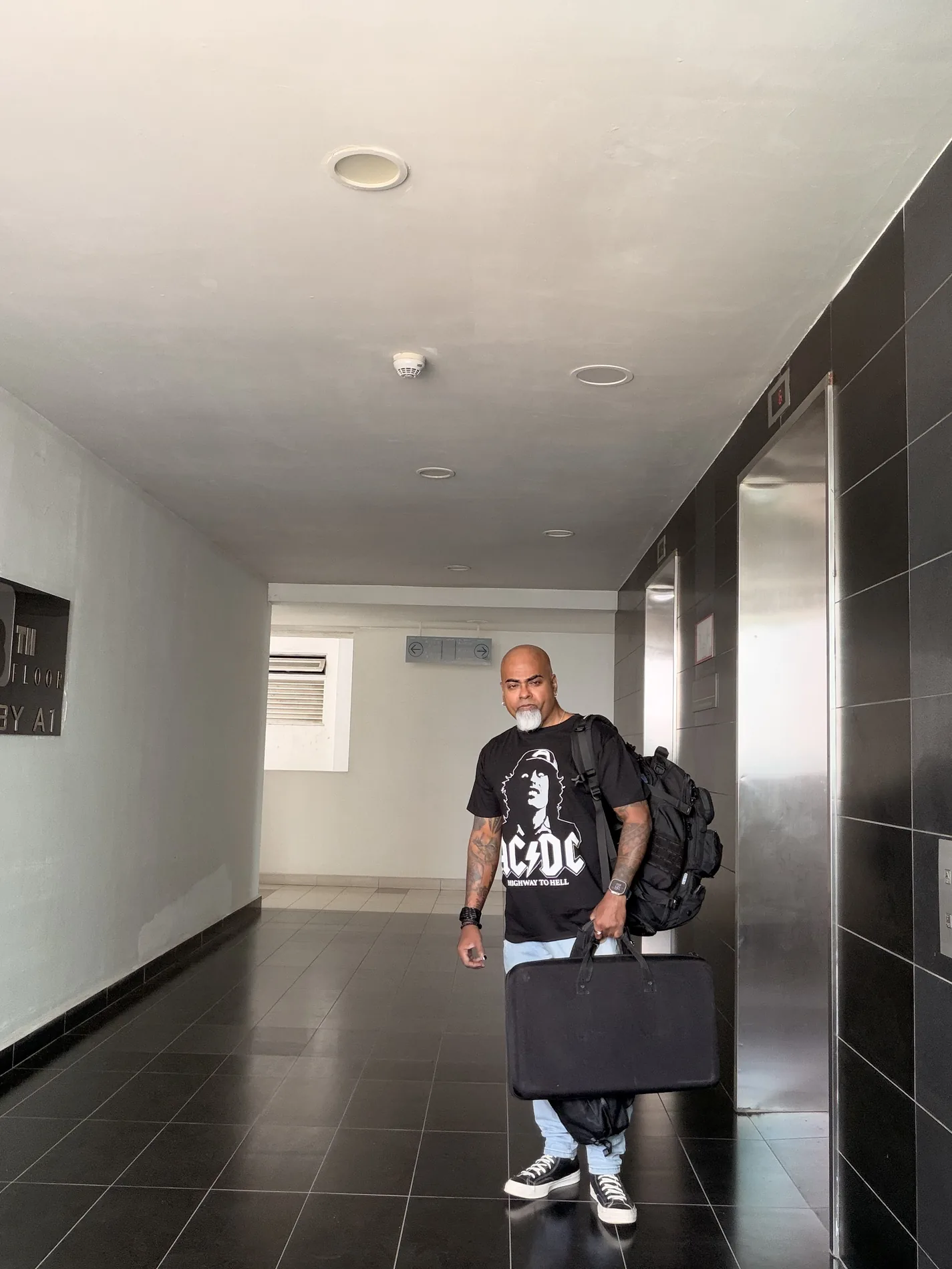 Victor Shaqur arriving at a venue with his music equipment